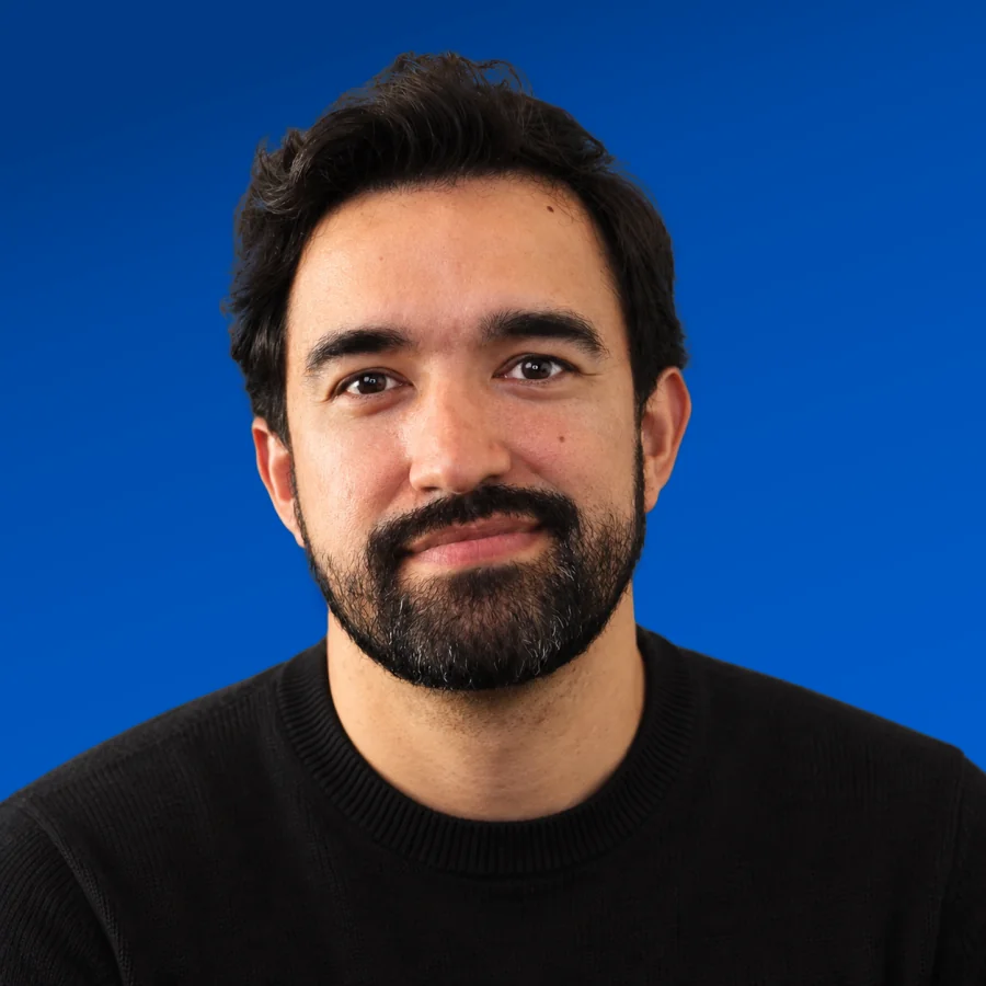 Stanley Batista, da Produtora Bādon, em retrato com fundo azul
